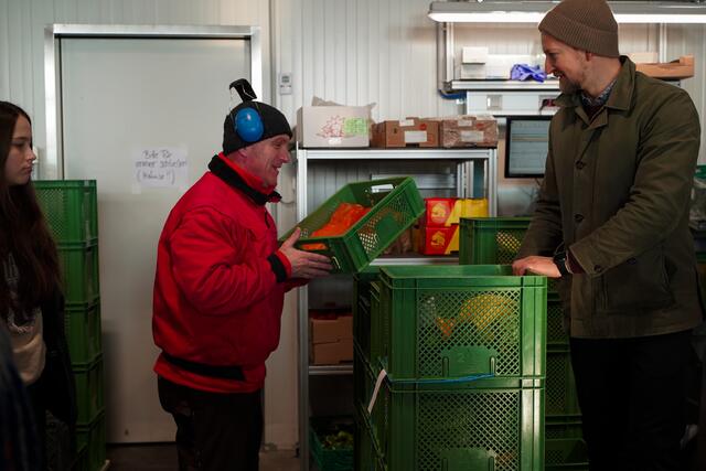 Beim Verpacken der Biokiste | Foto: medien:hak
