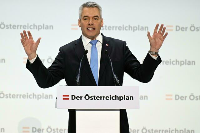 Bundeskanzler Nehammer gibt die Leitkultur in die Hände von Susanne Raab. | Foto: HELMUT FOHRINGER / APA / picturedesk.com