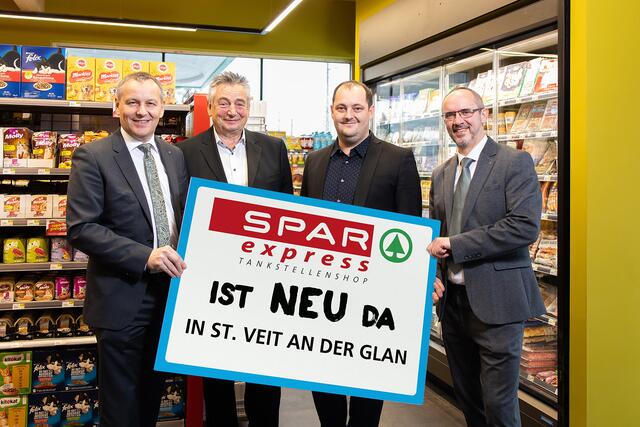 Freuen sich über den neuen SPAR express: Paul Bacher, Heinrich Maier, Franz Neubauer und Manfred Pertl  | Foto: Spar
