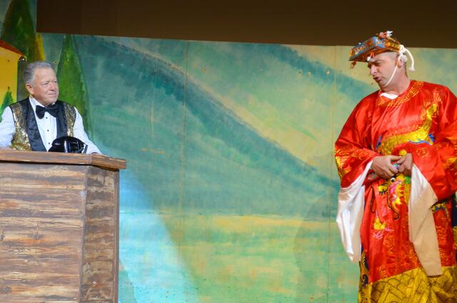 Gottlieb Strobl mit dem chinesischen Gratulanten alias Christian Lax