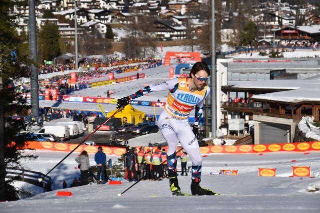 Vor toller Kulisse führt der Norweger Jarl-Magnus Riiber auch am Samstag einsam an der Spitze.