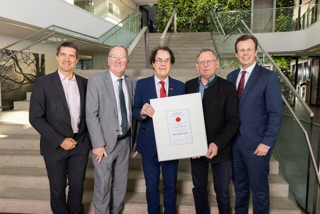 Saubermacher CEO Ralf Mittermayr (li), Bundesrat Ernest Schwindsackl, Saubermacher-Gründer Hans Roth, Dr. Leopold Neuhold und LR Karlheinz Kornhäusl bei der Urkundenverleihung. | Foto: Benjamin Gasser