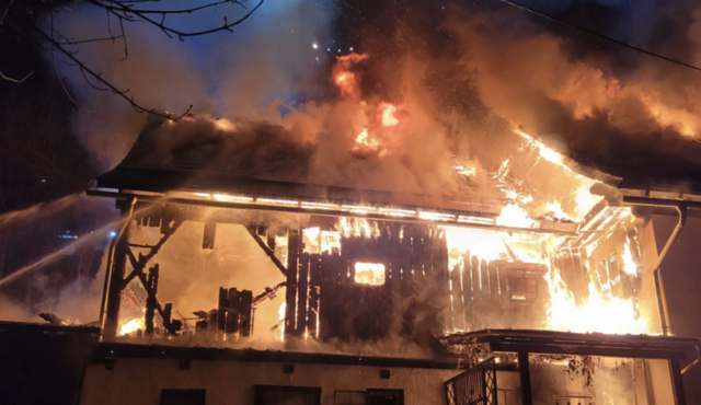 Das Holzhaus wurde ein Raub der Flammen. | Foto: FF Feldkirchen
