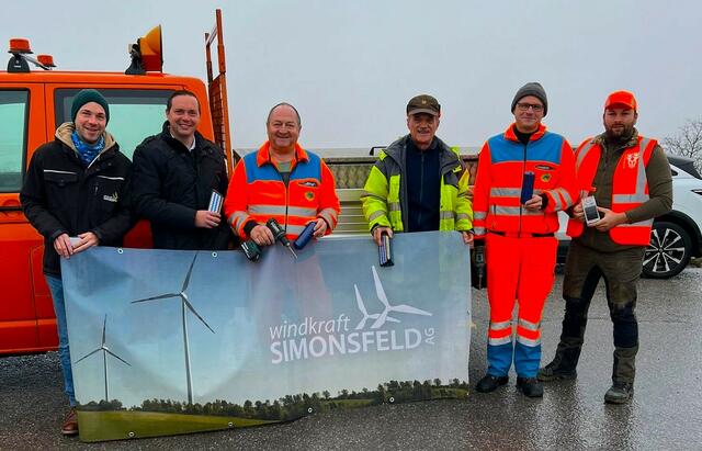 Michael Nagl, Jäger aus Wetzelsdorf und Mitarbeiter bei Windkraft Simonsfeld, Johannes Uhl von der DONAU Versicherung, Josef Paltram von der Straßenmeisterei Poysdorf, Ernst Nagl, Jagdaufseher Wetzelsdorf, Mitarbeiter der Straßenmeisterei Poysdorf und Florian Dorn, Jagdleiter und Jagdaufseher von der Jagdgesellschaft Wetzelsdorf. | Foto: Rene Bauer 