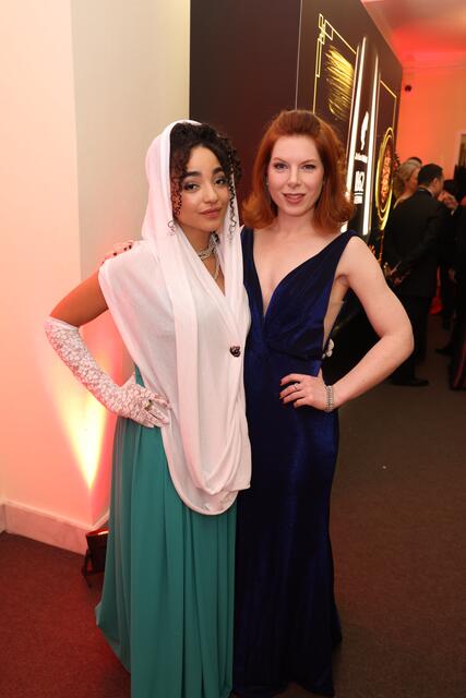 (v.l.n.r.) Safira Robens, Schauspielerin mit Teresa Vogl, Moderatorin | Foto: Katharina Schiffl