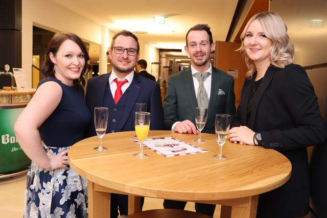Susanne, Johannes, Stefan und Anja aus Marchtrenk feiern zusammen mit ihrer Kollegin Theresa. | Foto: Markus Bäumler/zema-medien.de