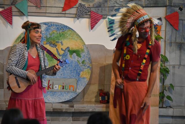 Andrea Hufnagl und Pablo Bertone begeisterten die Kinder mit ihrem Programm "Musiklarium" im BORG Birkfeld.  | Foto: RegionalmedienSteiermark/Hofmüller