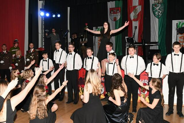 Würdiger Auftakt zum Feuerwehrball der Stadtfeuerwehr Murau am Samstag im AK Saal, die Polonaise der Jugend. | Foto: Anita Galler