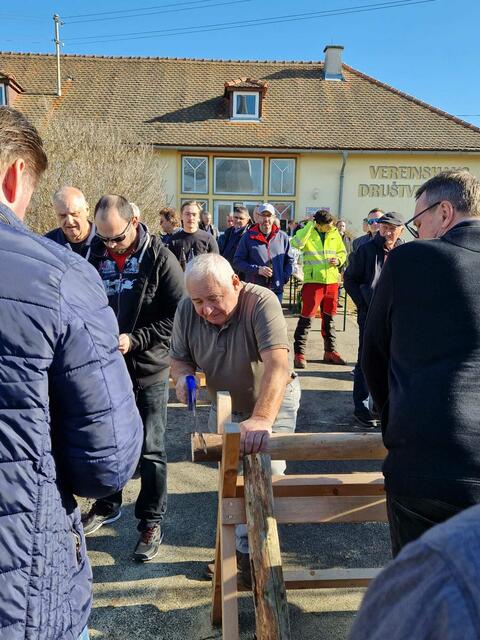 Beim Fuchsschwanzsägen kamen die Teilnehmer schon ein wenig ins Schwitzen. | Foto: Bernhard Herics