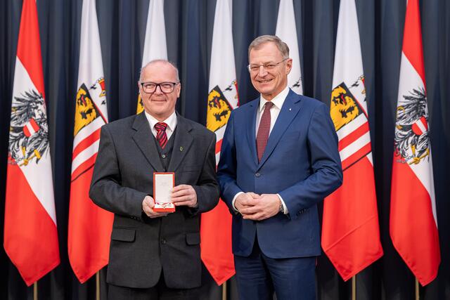 Alois Daxinger erhielt das goldene Verdienstzeichen. | Foto: Land OÖ/Antonio Bayer