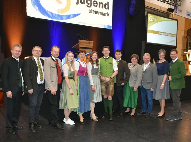 Auch viele Politgrößen kamen nach Hartberg um mit der Landjugend zu feiern. Allen voran Staatssekretärin im Bundeskanzleramt Julia Plakolm (6.v.l.) | Foto: RegionalmedienSteiermark/Hofmüller