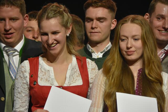 Auch Christina Hochegger (l.) von der Ortsgruppe der Landjugend Krottendorf- Thannhausen- Naas erhielt eine Urkinde. | Foto: RegionalmedienSteiermark/Hofmüller
