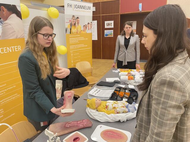 Anschaulich wurde den Besucherinnen und Besuchern die Arbeit in Pflegeberufen vorgestellt. 