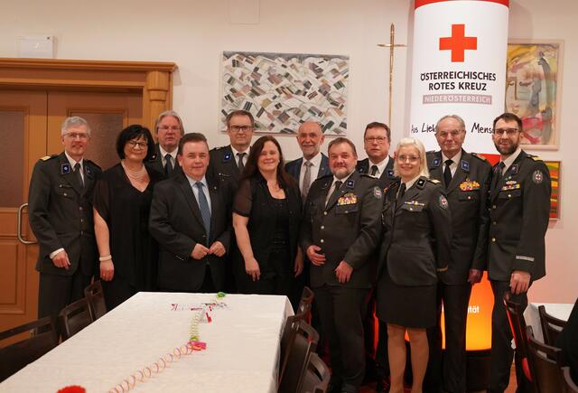 Werner Schlögl (Vizepräsident des Landesverbandes Rotes Kreuz), Andrea Wiesmüller (Bezirksstellenleiterin und Vizebürgermeister Zwettl), Peter Schermann (Bezirksstellenarzt Zwettl), Franz Mold (VP-Landtagsabgeordneter und Bürgermeister Zwettl), Manfred Füxl (Bezirksstellenleiter-Stellvertreter), Silvia Moser (Landtagsabgeordnete der Grünen), Josef Schaden (Bürgermeister Schweiggers), Hans Ebner (Rotkreuz-Präsident in NÖ), Andreas Schleritzko (Rot-Kreuz-Viertelsvertreter Waldviertel), Elisabeth Bittermann (Bereichsärztin), Willi Sauer (Ehrenpräsident), Stefan Krapfenbauer (Bezirksstellengeschäftsführer Zwettl) (v.l.) | Foto: Evi Leutgeb