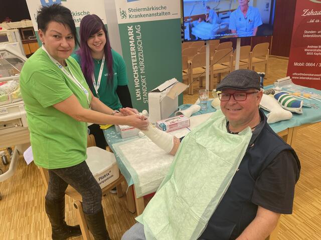 Mitarbeiterinnen vom Landeskrankenhaus Hochsteiermark zeigten das Gipsen. 
