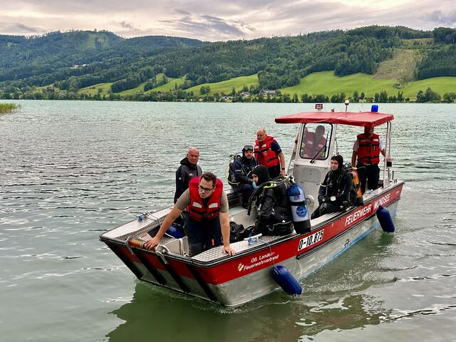 Einen vermissten Segler konnten die Feuerwehrtaucher Ende Juli nur noch tot aus dem Irrsee bergen. | Foto: AFKDO Mondsee, C. Stoxreiter