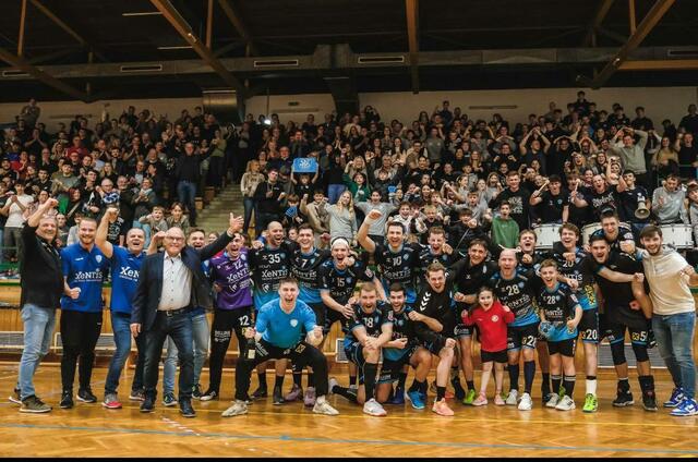 An dieses Bild könnten wir uns öfter gewöhnen: Der Jubel der HSG Xentis nach dem Derbysieg über Graz. | Foto: IQ-Foto, Thomas Leibetseder