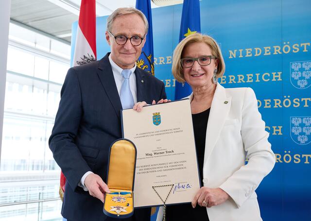 Landeshauptfrau Johanna Mikl-Leitner überreichte das „Silberne Komturkreuz mit dem Stern des Ehrenzeichens für Verdienste um das Bundesland Niederösterreich“ an Landesamtsdirektor Werner Trock.