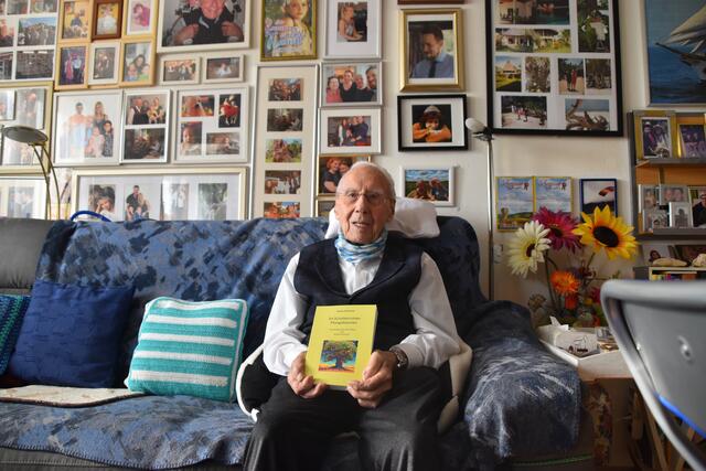 Anton Antreich mit seinem Buch. | Foto: Geiger