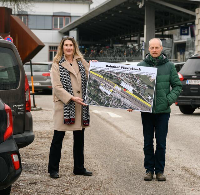 Mobilitätsstadträtin Sonja-Pickhardt-Kröpfel und Fraktionsobmann Stefan Hindinger fordern Lösungen für die Parkplatzmisere. | Foto: Thomas Koller/Grüne