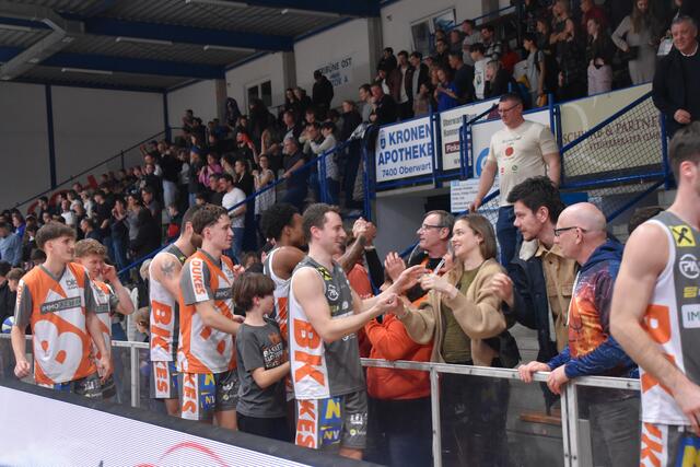 Am Ende klatschten die Dukes nach dem Sieg mit ihren Fans ab. | Foto: Michael Strini