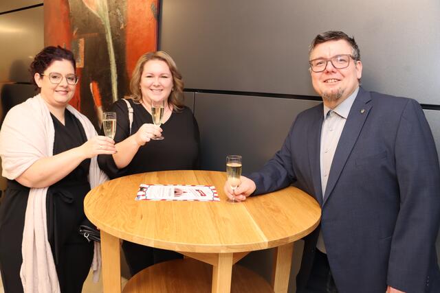 Alexandra, Sonja und Gerald trinken auf einen schönen Ballabend. | Foto: Markus Bäumler/zema-medien.de