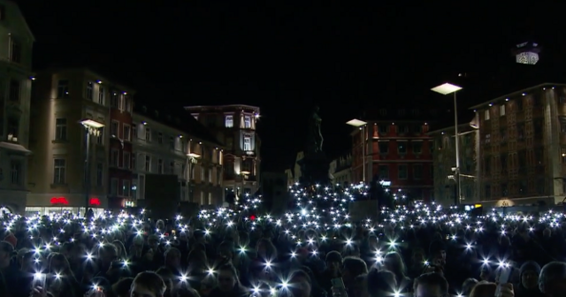 Ein Lichtermeer am Grazer Hauptplatz bildete den Abschluss der Kundgebung für mehr Demokratie. | Foto: ORF Steiermark