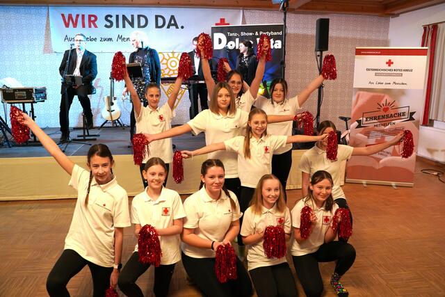 Die Jugendgruppe des Roten Kreuzes eröffnete den Ball mit einer Showeinlage. | Foto: Evi Leutgeb
