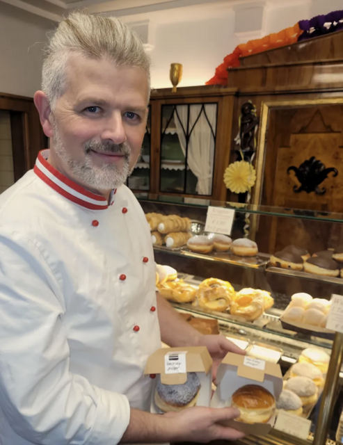 Meister Thomas Piaty mit seinen gold-gelben Krapfenschätzen. | Foto: Piaty