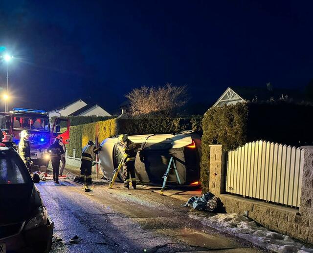 Die Frau kollidierte frontal mit dem linken Frontbereich eines parkenden Fahrzeugs. | Foto: FF Spittal