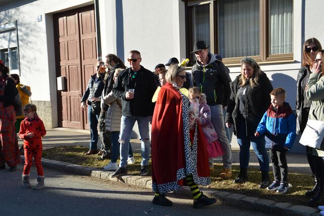 Bürgermeisterin Claudia Schlager als Bienenkönigin verkleidet, verteile Zuckerl an die Kinder. | Foto: Jennifer Flechl