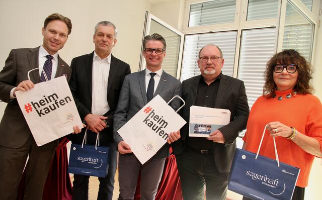 Raimund Haberl (Obmann der Sparte Handel der Wirtschaftskammer Kärnten), Klagenfurts Wirtschaftsreferent Stadtrat Max Habenicht, Franz Ahm, WK Bezirksstellenobmann Klagenfurt Stadt, Studienautor Roland Murauer, Geschäftsführer von CIMA Österreich und Inga Horny, Geschäftsführerin der Klagenfurt Marketing haben heute die aktuelle Wirtschaftsstrukturanalyse vorgestellt. | Foto: MeinBezirk.at