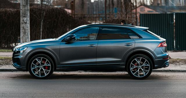 In Paris müssen ab September Besuchende mit ihren SUV-Fahrzeugen deutlich mehr fürs Parken zahlen.  | Foto: Maksym Tymchyk/Unsplash