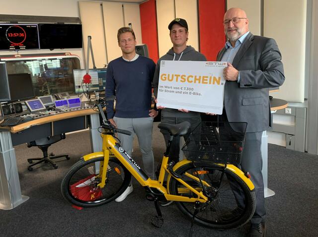 Luca Weblacher (ORF Marketing), Gewinner Stefan Hassler und STW-Vorstand Erwin Smole  | Foto: STW