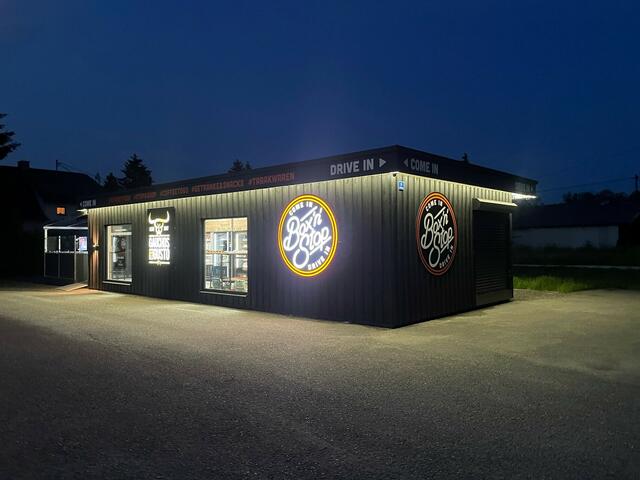 Gekühltes Bier und andere Getränke gibt es im Box'n Stop rund um die Uhr zu kaufen.  | Foto: Teufl
