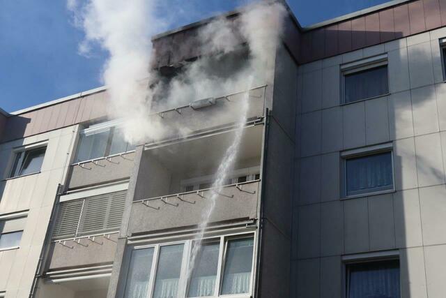 Heftiger Rauch: Der Brand am hofseitigen Balkon war nicht zu übersehen. | Foto: Berufsfeuerwehr Linz