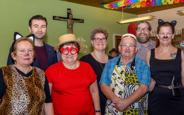 v.l.n.r.: Kassierein und Animatorin Hilde Steinhauer, Gemeniderat Mert Özsecgin BA (Vertreter des  Bürgermeisters), Obfrau Mag.a Anna Wegl, Schriftührer-Stv.in Andrea Bergmaier, Kassier-Stv. Hans Steinhauer, Schriftführer Mag. Klaus Bergmaier, Obfrau-Stv.in Monika Schwarz | Foto: Jürgen Übl