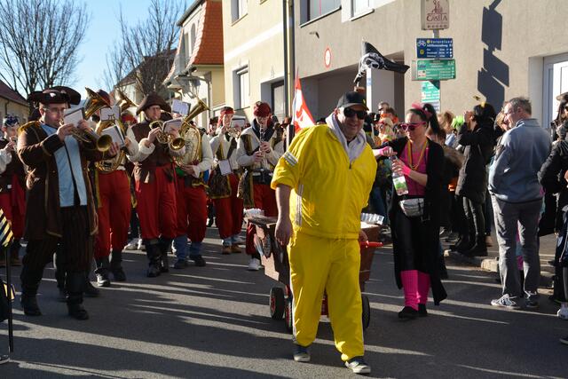 Die Stadtkapelle führt den Umzug an. | Foto: Jennifer Flechl