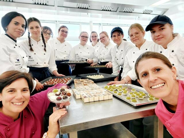 Die 3. und 4. Jahrgänge der Wirtschaftsklassen am Pannoneum haben den Zertifikatslehrgang "Patisserie" gestartet. | Foto: Pannoneum Neusiedl am See