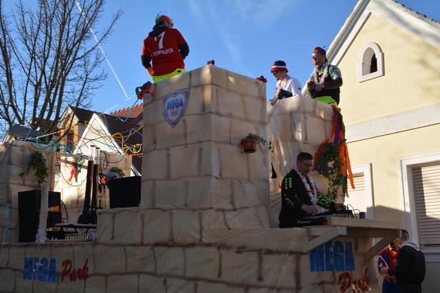 Auch der Megapark war beim Faschingsumzug vertreten. | Foto: Jennifer Flechl