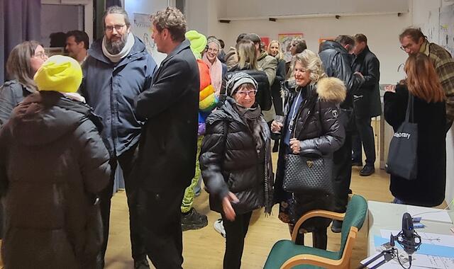 Ankommende Ausstellungsgäste | Foto: Marcel Ambrusch