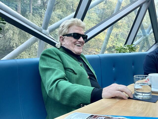 Schlagerstar Heino wird in der Loge des Unternehmers Markus Deussl Platz nehmen. Hier zu sehen: 2022 im Gespräch mit MeinBezirk.at. | Foto: MeinBezirk.at