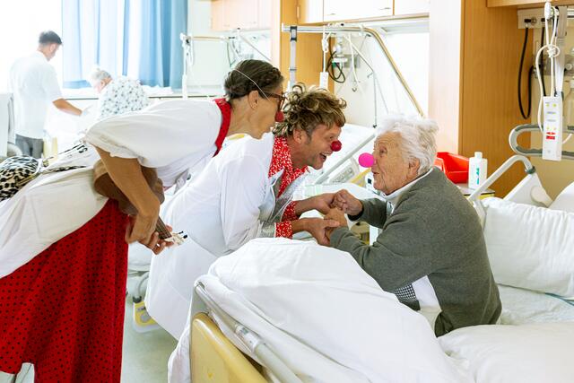 Die CliniClowns erfreuen Jung und Alt. | Foto: CliniClowns Austria/Patrizia Gapp