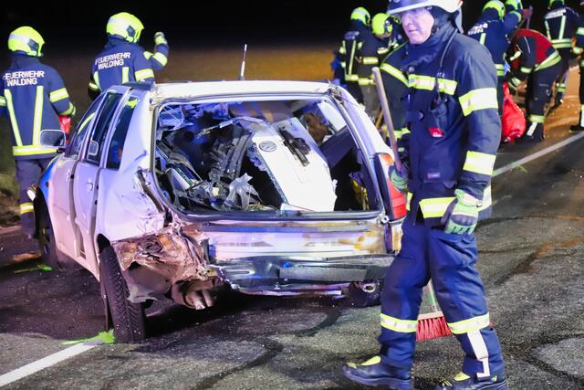 Die Feuerwehren reinigten nach dem Unfall die Straße. | Foto: laumat/Gabriel Prammer