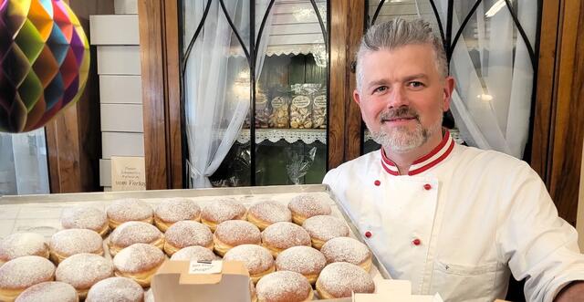 Meister Thomas Piaty mit seinen gold-gelben Krapfenschätzen. | Foto: Piaty