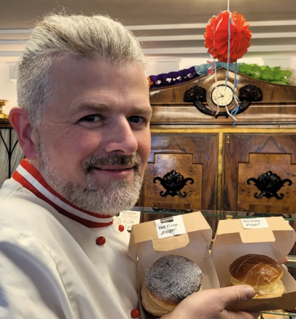 Meister Thomas Piaty mit seinen gold-gelben Krapfenschätzen. | Foto: Piaty