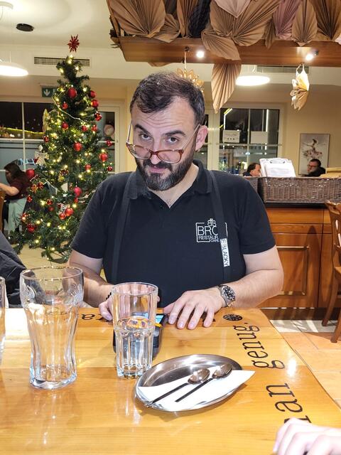 Bljerim "Blacky" Ameti betreibt das Bros in Vöcklabruck.  | Foto: Bros