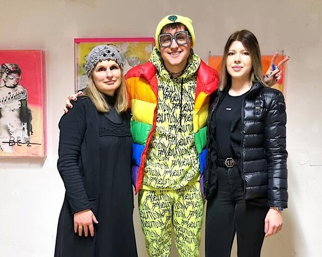 Rapper und Influencer Ian Jules als Hahn im Korb | Foto: Marcel Ambrusch