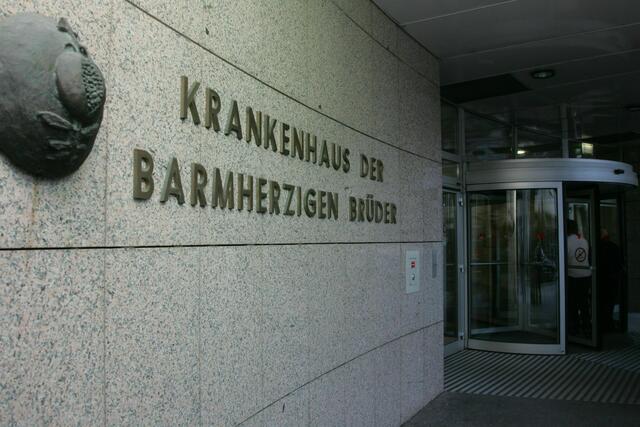 Am Freitag ist ein Häftling während eines Spitalsaufenthalts im Krankenhaus der Barmherzigen Brüder geflohen. (Archivbild) | Foto: HERBERT PFARRHOFER / APA / picturedesk.com