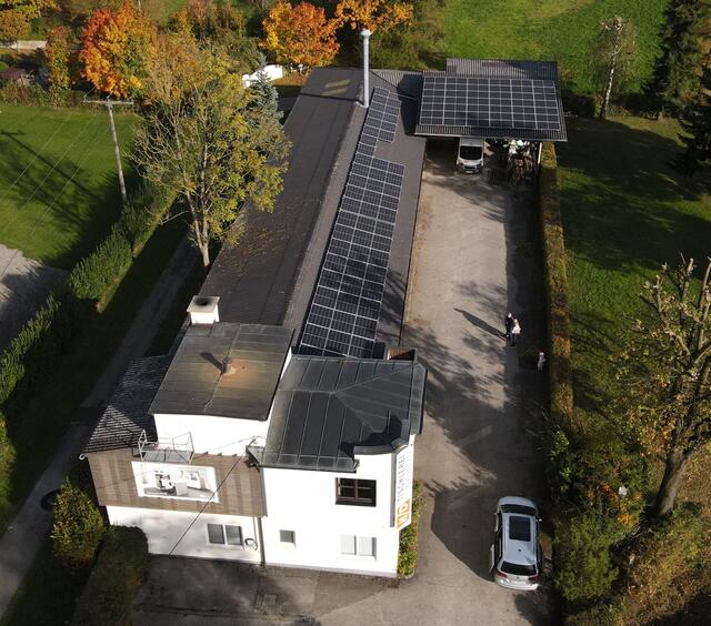 Die neue Photovoltaik-Anlage am Dach der Tischlerei Dämon.
 | Foto: KWG